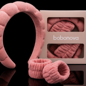 ensemble bandeau et bracelets pour lavage visage, conçu pour allier praticité et style. Avec la possibilité d'ajouter votre logo, ces accessoires sont parfaits pour refléter votre identité ou renforcer votre marque dans le domaine des soins personnels.